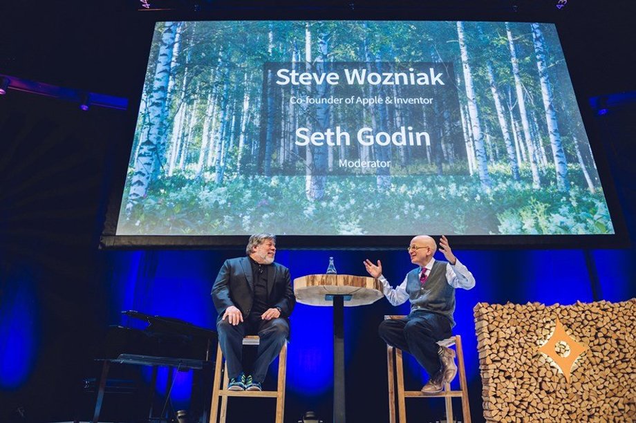 Seth Godin (z prawej) zadaje pytania Steve'owi Wozniakowi podczas Nordic Business Forum w Sztokholmie