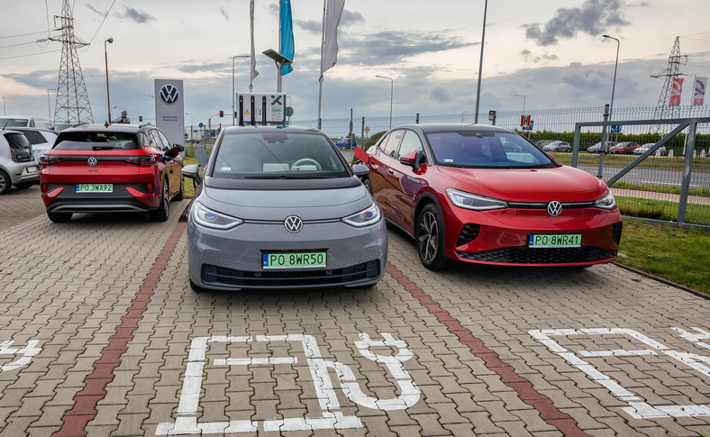 Dilerzy Volkswagena udostępniają punkty ładowania dla samochodów elektrycznych
