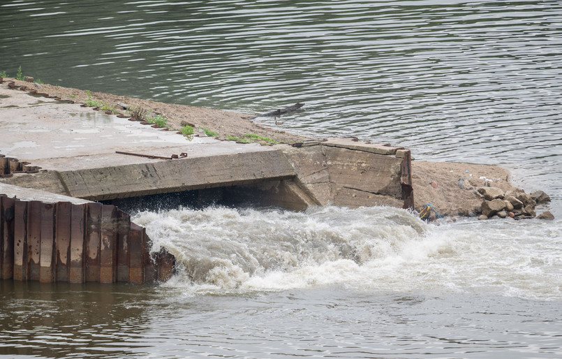 Warszawa: Trwa demontaż tymczasowego rurociągu do "Czajki"