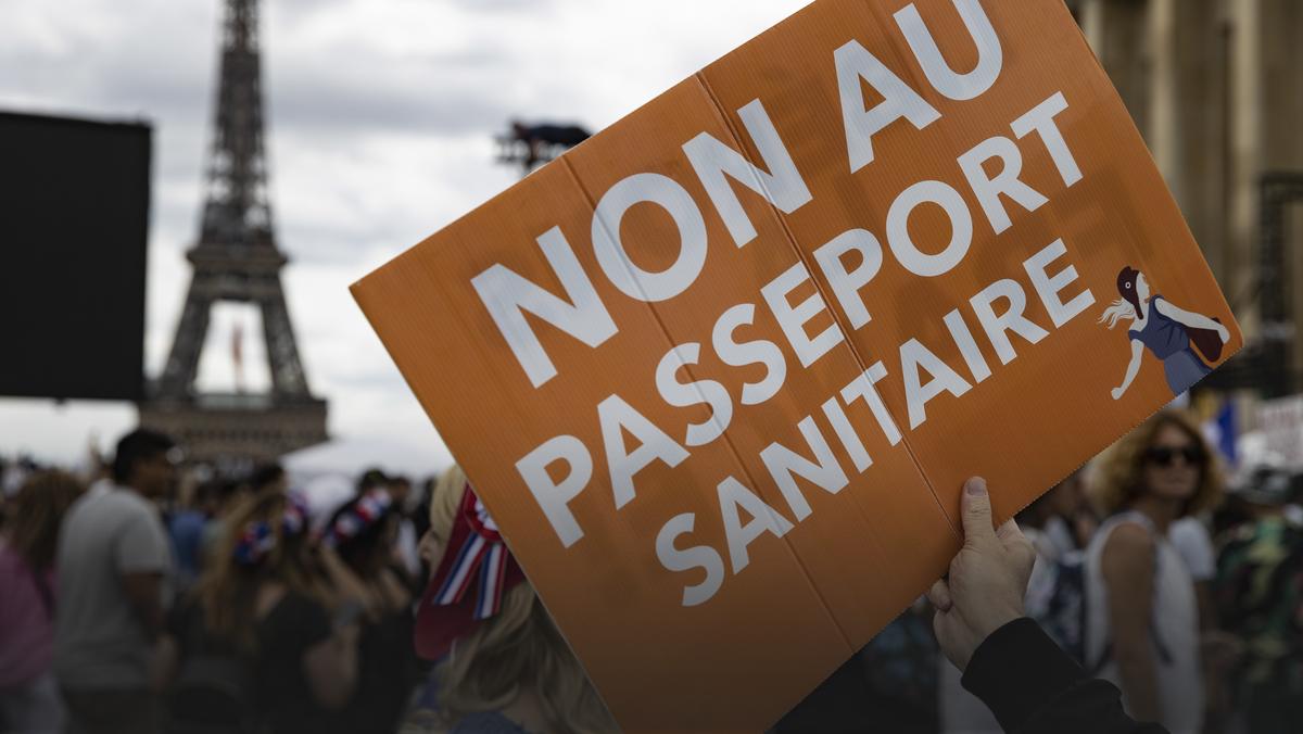 Francja: Protesty przeciwko paszportom sanitarnym. Doszło do starć z policją