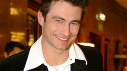 Widzowie pokochali go za rolę w serialu "Adam i Ewa". Jego karierę przerwał wypadek