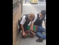 Videón, ahogy egy brit rendőr egy fekete férfi nyakán térdel - óriási a felháborodás