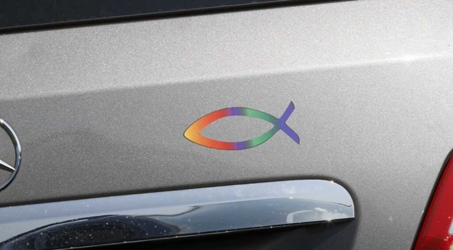 Jednoducho povedané, móda lepenia nálepiek na autá na Slovensku pominula.