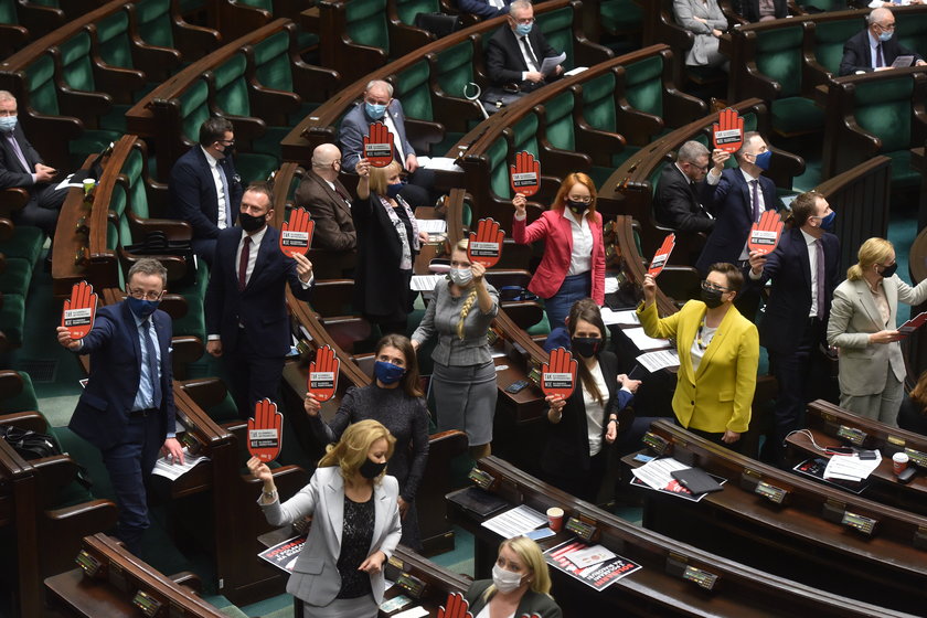 Gorąco w Sejmie. PiS przegrało dwa głosowania