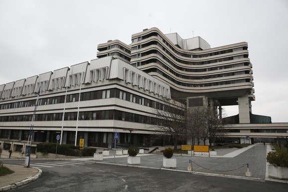 PAO SA 8 METARA VISINE, DRUGOM PALO DRVO NA GLAVU! Srbi se masovno povređivali, poznato stanje muškarca koji je SKOČIO sa Pančevca