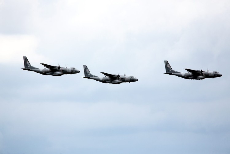 Warszawa, 15.08.2016. Przelot samolotów i śmigłowców - widok z Pałacu Kultury i Nauki. Parada lotnicza z udziałem samolotów i śmigłowców otworzyła defiladę wojskową, 15 bm. w Święto Wojska Polskiego. W przelocie nad Warszawą zaprezentowało się 18 śmigłowców: SW-4 Puszczyk, W-3 Sokół, Mi-8/Mi-17 oraz Mi-24, 10 samolotów transportowych: M-28 Bryza, C-130 Hercules i C-295M oraz szkolne PZL-130 Orlik. Przeleciało też 12 odrzutowców Su-22, MiG-29 i F-16. (cat) PAP/Leszek Szymański