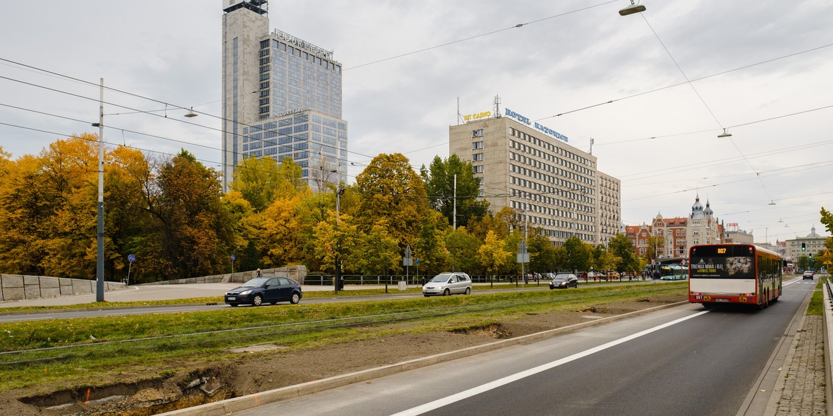 Od ronda do ul. Moniuszki już zlikwidowano jeden pas ruchu. W dziurach posadzone zostana drzewa