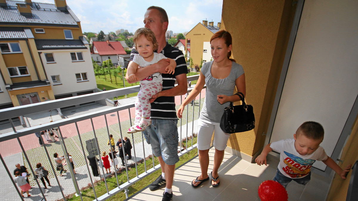 Miasto oddało do użytku cztery bloki gminne przy ul. Działkowej w Bieżanowie! Na nowym osiedlu powstały aż 82 mieszkania dla krakowian. W środę prezydent Jacek Majchrowski osobiście przekazał klucze do mieszkań pierwszym rodzinom.