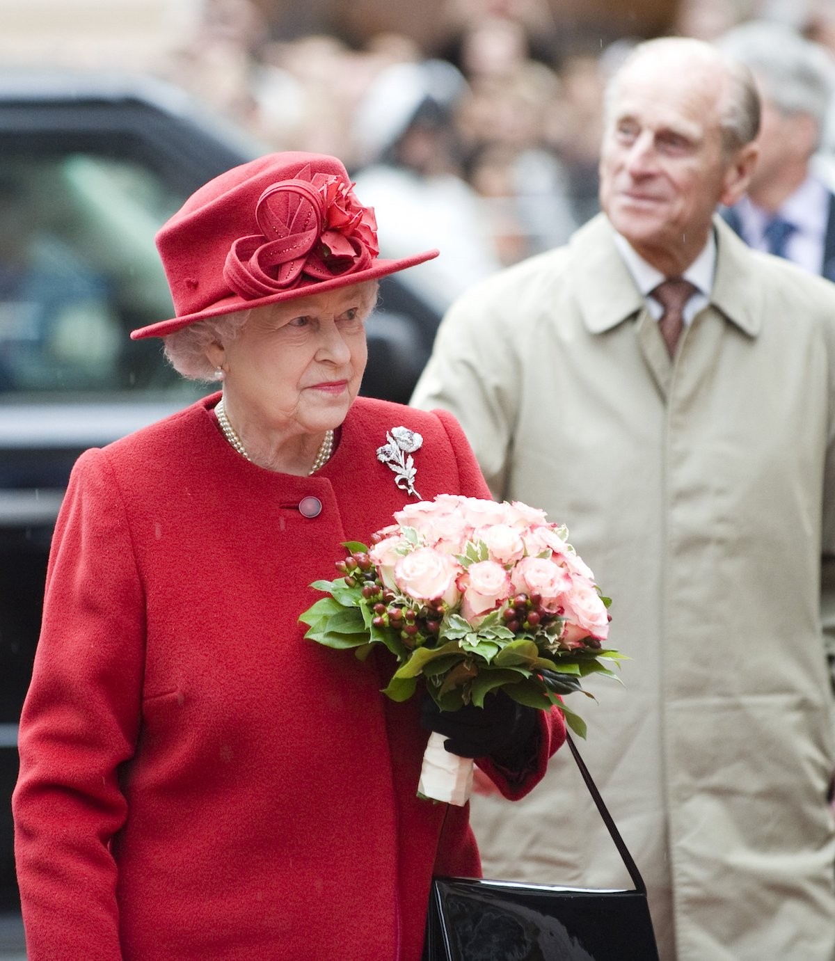 Britská kráľovná Alžbeta II. (vľavo) a princ Philip (vpravo), vojvoda z Edinburghu v Bratislave v roku 2008. 