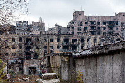 Ukraina oferuje mieszkańcom gotówkę i darmowe przejazdy, by ewakuowali się z Chersonia 