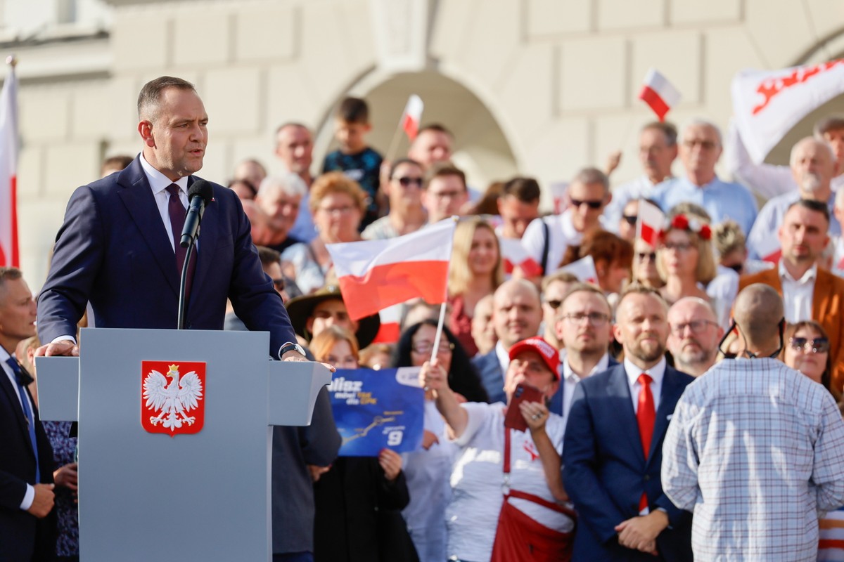 Karol Nawrocki na mównicy podczas spotkania z Polakami. Prezydent Nawrocki podpisał projekt ustawy o zerowym PIT dla rodzin z dwojgiem dzieci