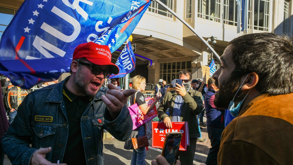 Kłótnia między zwolennikami Joe Bidena i Donalda Trumpa, Filadelfia, 5 listopada 2020 r.