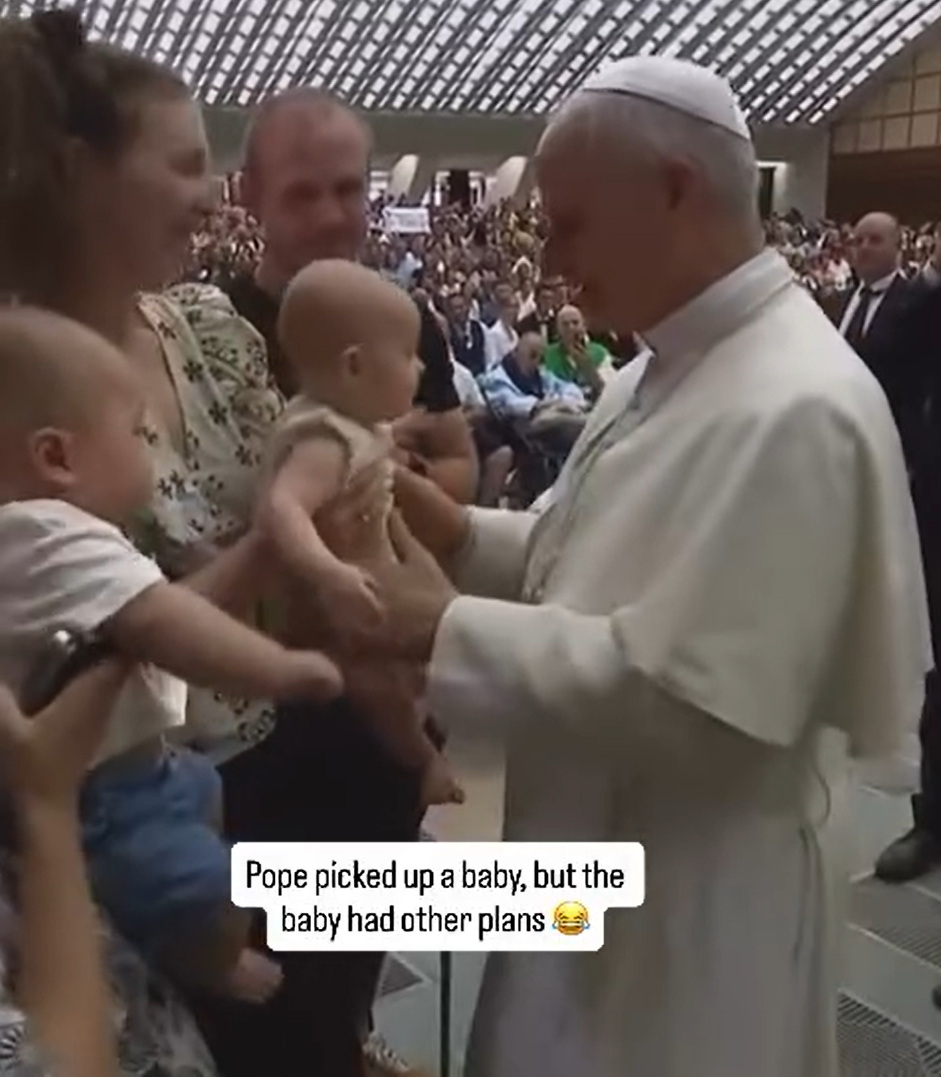 Pápež Lev XIV. si počas generálnej audiencie vzal na ruky dievčatko, ktoré ho nechcelo pustiť. 