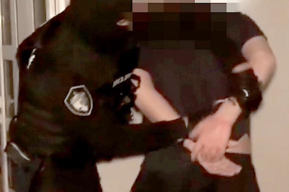 KRAO ORUŽJE, UMETNIČKE SLIKE, ELEKTRONSKE UREĐAJE... Državljanin BiH uhapšen u Srbiji po poternici Crne Gore