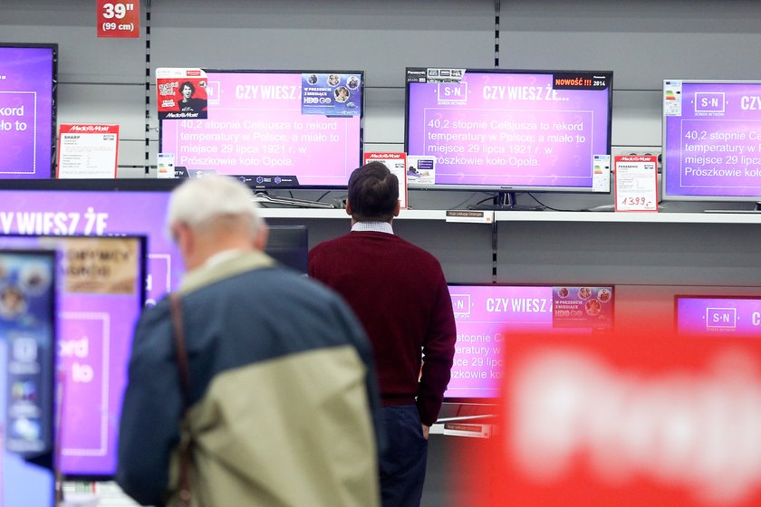 Radosław Sikorski ogląda TV