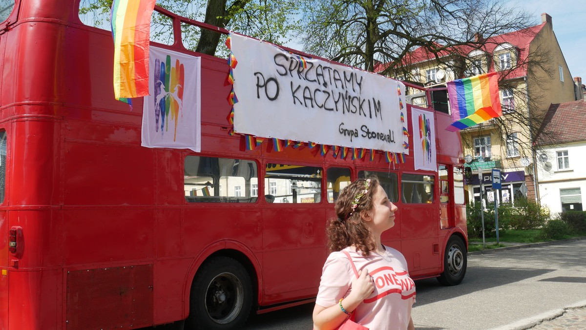 Grupa Stonewall z Poznania nieprzypadkowo wybrała się wczoraj właśnie do tego wielkopolskiego miasta. To w Trzciance PiS rozpoczął cykl spotkań, których łącznie zaplanowano ok. 700 w całej Polsce. I to tutaj Jarosław Kaczyński zapewniał mieszkańców na otwartym spotkaniu, że dopóki rządzi jego partia, w Polsce nie będzie małżeństw homoseksualnych. Członkowie poznańskiego stowarzyszenia postanowili stanąć do walki ze społecznymi uprzedzeniami. Jako broń wybrali szczerą rozmowę.