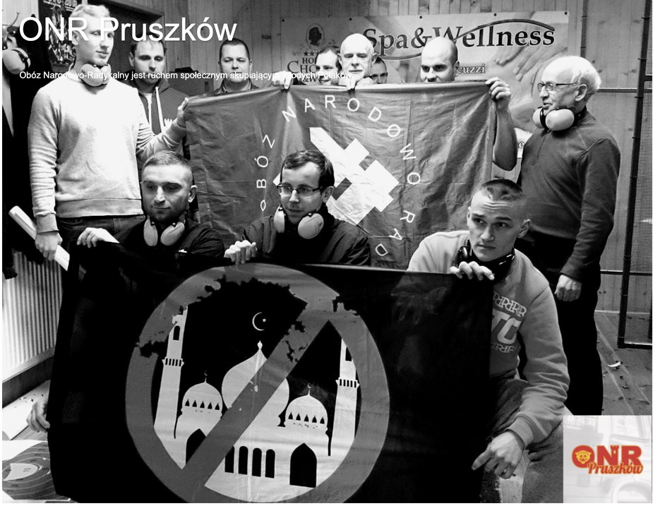 Zrzut ekranu ze strony http://onrpruszkow.blogspot.com/, prezentujący Bąkiewicza razem z działaczami ONR