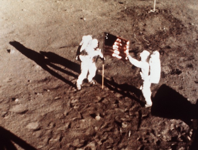 Astronauci misji Apollo 11 na Księżycu i... ich nierówne cienie