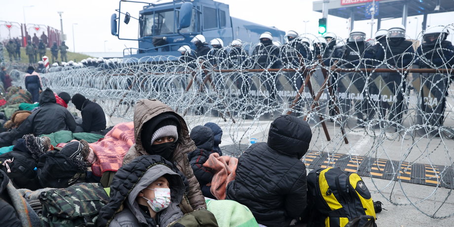 Kraje graniczące z Białorusią są zaniepokojone tym, co dzieje się przy polskiej granicy. W poniedziałek na przejściu w Kuźnicy po stronie Białorusi zebrało się kilkuset cudzoziemców (na zdjęciu). 