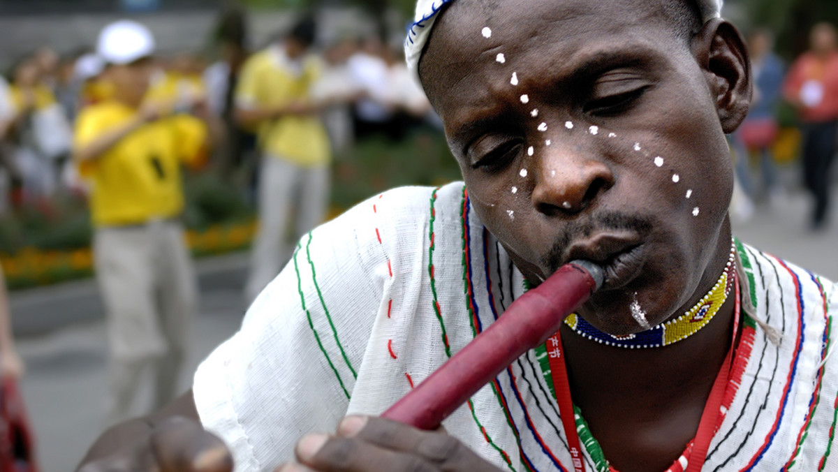 W ciągu XIX w. stopniowo rosły wpływy i kontrola Wielkiej Brytanii nad terenami dzisiejszej Nigerii. Szereg konstytucji po II wojnie światowej przyznało Nigerii coraz większą autonomię, aż do uzyskania niepodległości w 1960 roku.