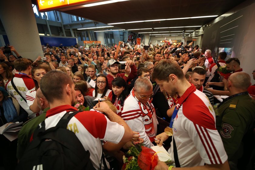 Łzy, wzruszenie, duma! Tak kibice witali siatkarskich mistrzów świata