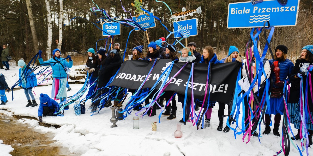 Happening nad rzeką Sztołą w Bukownie przygotowany przez Fundację Siostry Rzeki. 