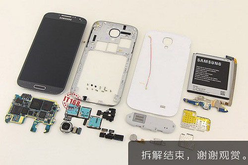 Dosłownie kilka minut przed oficjalną premierą wyciekły fotki Galaxy S IV rozebranego na elementy pierwsze. Gdzie? Oczywiście w Chinach. mobile.it168.com.