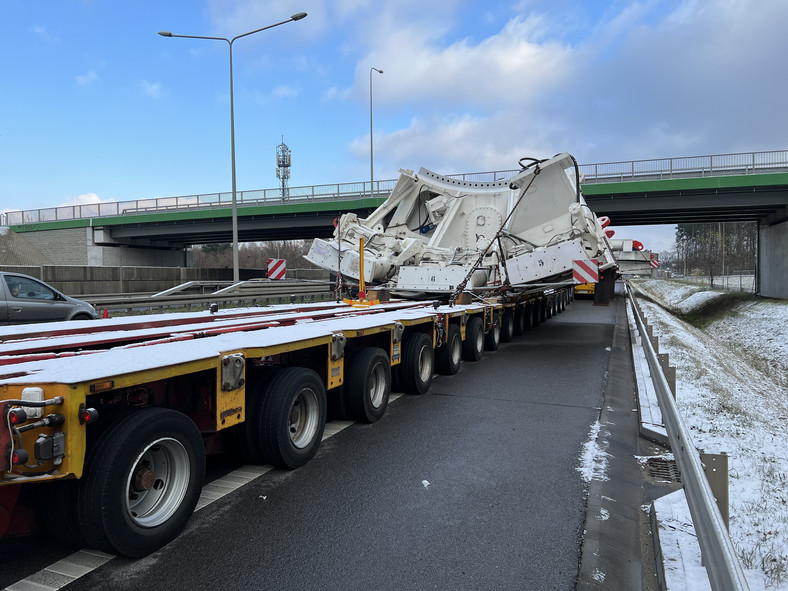 Transport gigantycznej maszyny czeka przed wjazdem do Warszawy na drodze ekspresowej S8 w pobliżu węzła Janki