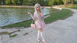 Végre itt a magyar élő Barbie baba: mutatjuk a 22 éves budapesti lány forró fotóit
