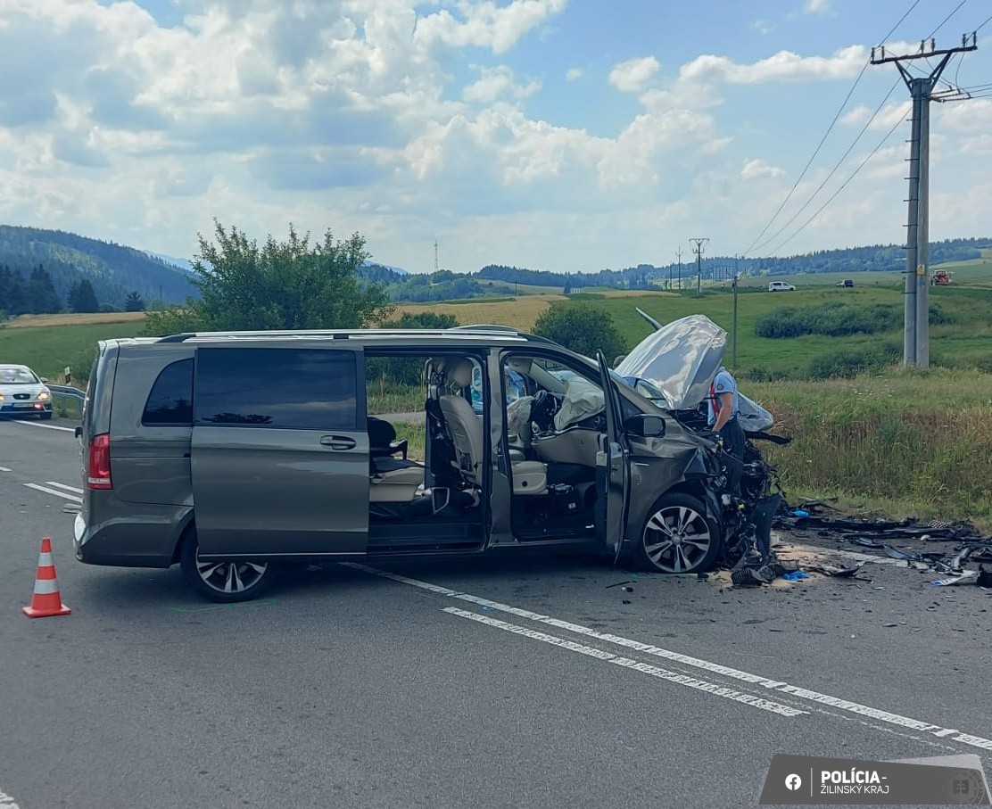 Pri nehode v okrese Liptovský Mikuláš sa zranili dve osoby. 