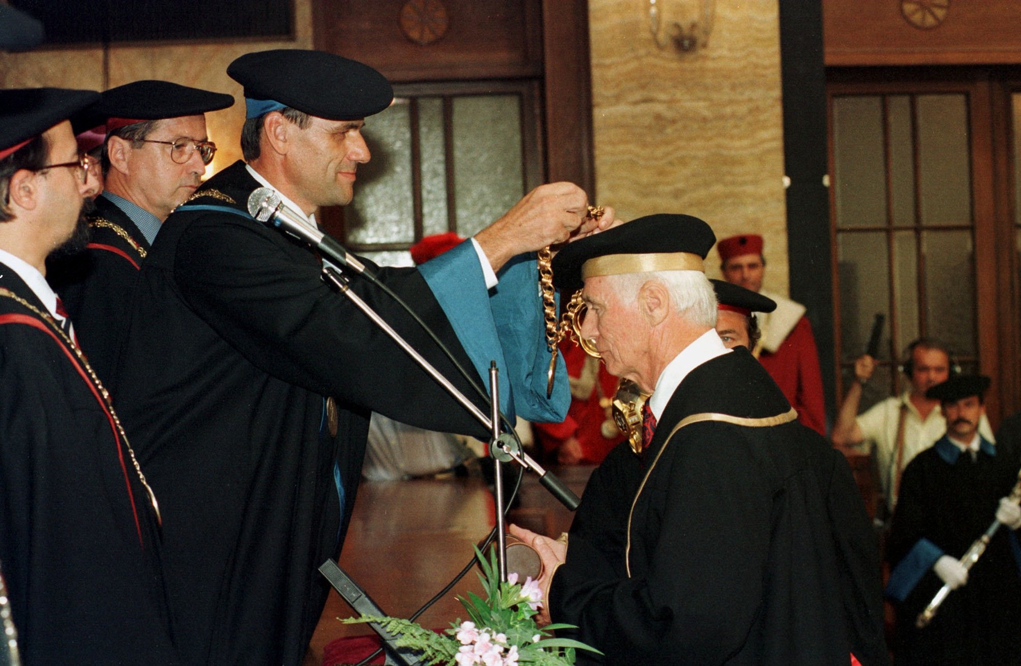 Na šesťdňovú návštevu Slovenska pricestoval 24. septembra 1994 americký astronaut slovenského pôvodu Eugen Andrew Cernan mu udelili čestný doktorát.