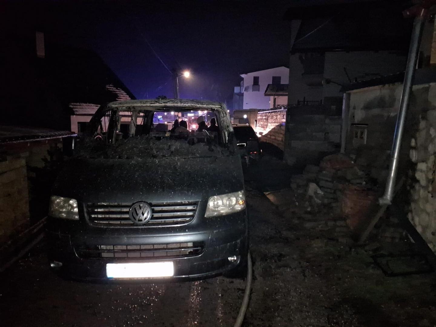 Po výbuchu plynovej fľaše vypukol v rodinnom dome v Žiline požiar. 