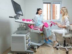 "Drobiazgi" wielkiej wagi: Kiedy wybrać się z dziewczynką pierwszy raz do ginekologa i jak ją przygotować do tej wizyty