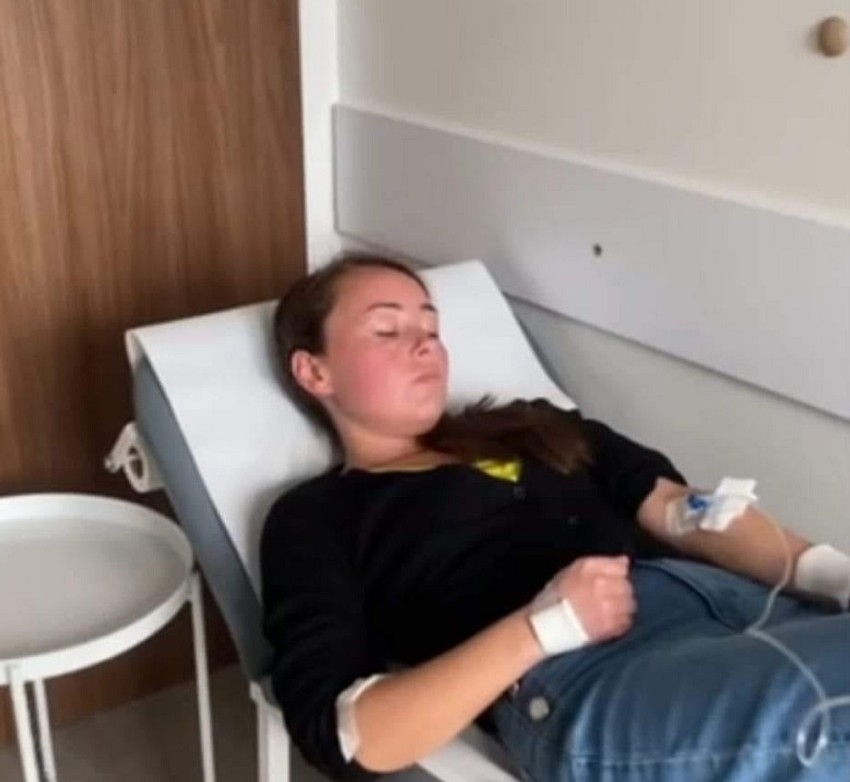 Jana Mitić u krevetu