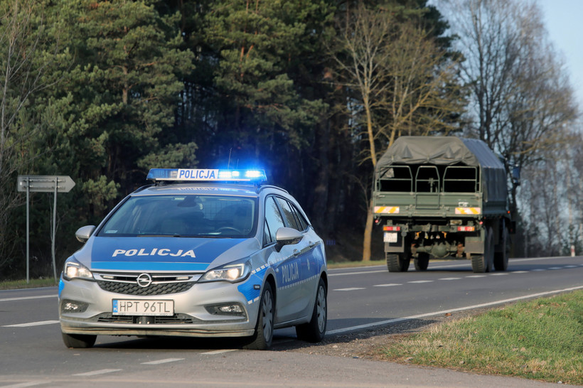 Kruglany. Punkt kontrolny na drodze krajowej nr 19 prowadzącej do polsko-białoruskiego przejścia granicznego w Kuźnicy