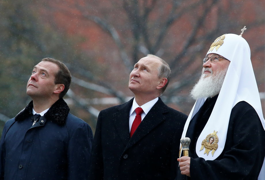Russian President Vladimir Putin (center)