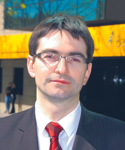 <b>Dariusz Winek, główny ekonomista Banku BGŻ: ZUS</b><br /><br />Nie chcę, ale muszę wybrać ZUS. W obecnej formule inwestowanie w OFE stało się zbyt ryzykowne. OFE mają za mało efektywnych narzędzi, które pozwalałyby im na uzyskiwanie atrakcyjnych zysków w okresie bessy. Depozyty bankowe – przy niskich stopach procentowych – nie wystarczą, a rynek obligacji korporacyjnych jest zbyt płytki i potrzeba wielu lat, by uzyskał niezbędną płynność. Ponadto w ramach reformy zlikwidowana została minimalna wymagana stopa zwrotu OFE, co może zachęcać zarządzających do nadmiernie ryzykownych inwestycji. Dlatego oceniam, że – przy prawdopodobnym utrzymaniu się dużej niestabilności na rynkach finansowych w najbliższych latach – oczekiwana stopa zwrotu w działających na nowych zasadach OFE będzie niższa niż ta wynikająca z zasad waloryzowania środków w ZUS.