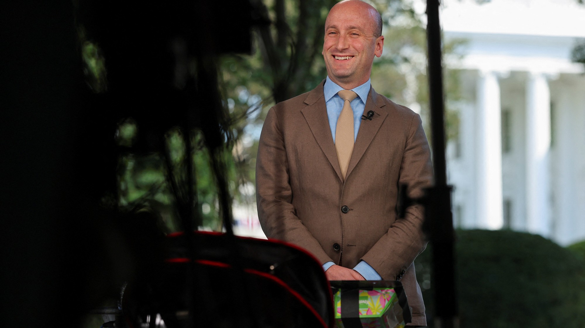 Predstaviteľ Bieleho domu Stephen Miller na tlačovej konferencii.