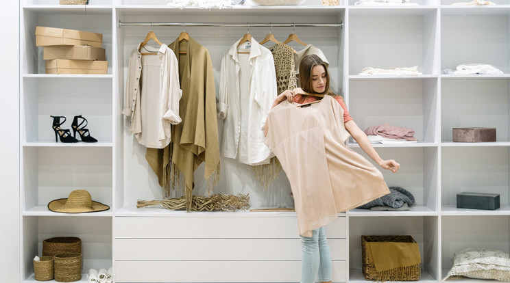Olyan ruhákat és kiegészítőket válasszunk, amelyek jól variálhatóak. /Fotó: Shutterstock