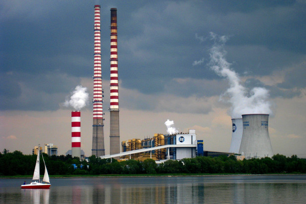 Rybnik Ta największa na Górnym Śląsku elektrownia dysponuje mocą zainstalowaną na poziomie 1775 MW. Pierwsze bloki energetyczne w tym obiekcie uruchomiono w latach 1972-1974, dziś znajduje się tu 8 bloków energetycznych. Właściciel elektrowni – francuska grupa EDF – do 2018 roku planowała uruchomić nowy blok energetyczny na węgiel kamienny i biomasę (900 MW) o wartości 7,5 mld zł, lecz projekt ten został wstrzymany. Fot. MARCIN TOMALKA / AGENCJA GAZETA