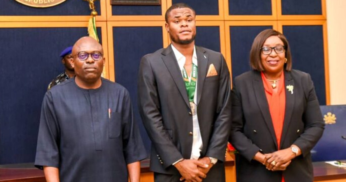 Fubara gifts Super Eagles goalie Nwabali ₦20m, state honour - Vimarsana News