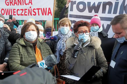 Byłe pierwsze damy RP Jolanta Kwaśniewska (2P) i Anna Komorowska (2L) podczas protestu pod hasłem Matki na Granicę. Miejsce dzieci nie jest w lesie!