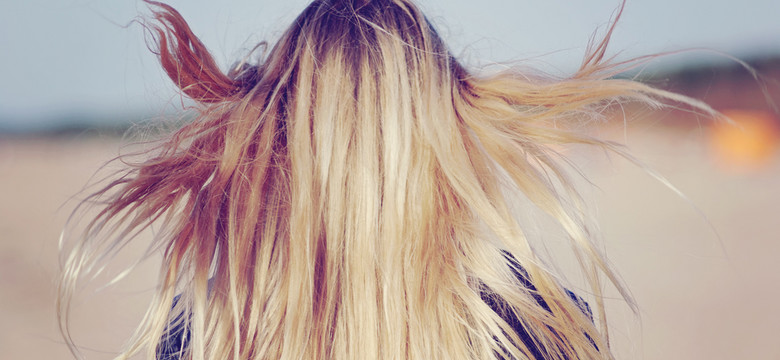 Przedstawiamy najmodniejsze odcienie blondu na lato. Czym się kierować przy wyborze koloru włosów?