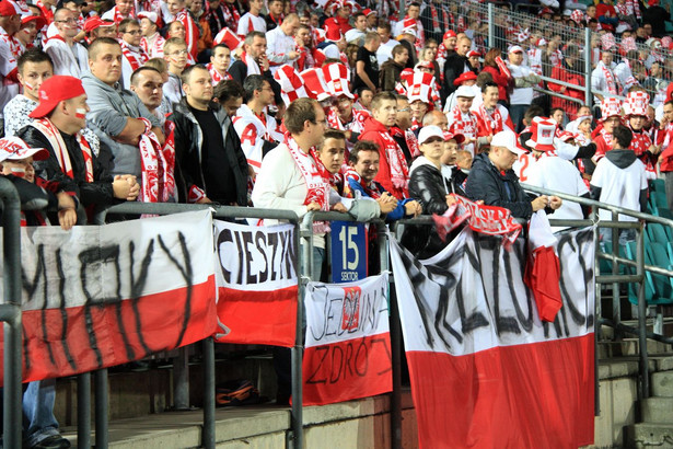 Szalik "Łowcy pejsów" i koszulki z napisami wzywającymi do nienawiści wobec innych drużyn sprzedają kibole w pawilonie przy stadionie łódzkiego klubu Widzew.