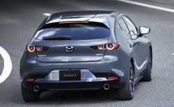 Nowa Mazda 3 ujawniona i zawstydzi hybrydy. Pod maską przełomowy silnik benzynowy, który działa jak... diesel [Pierwsze ZDJĘCIA]