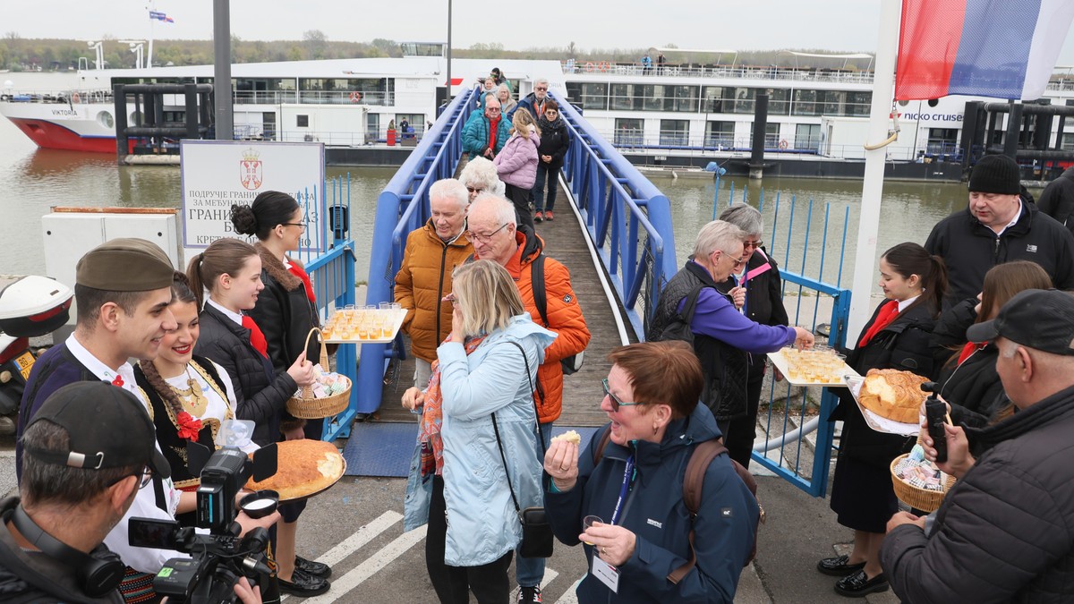 Doček nemačkih turista na pristaništu u Zemunu