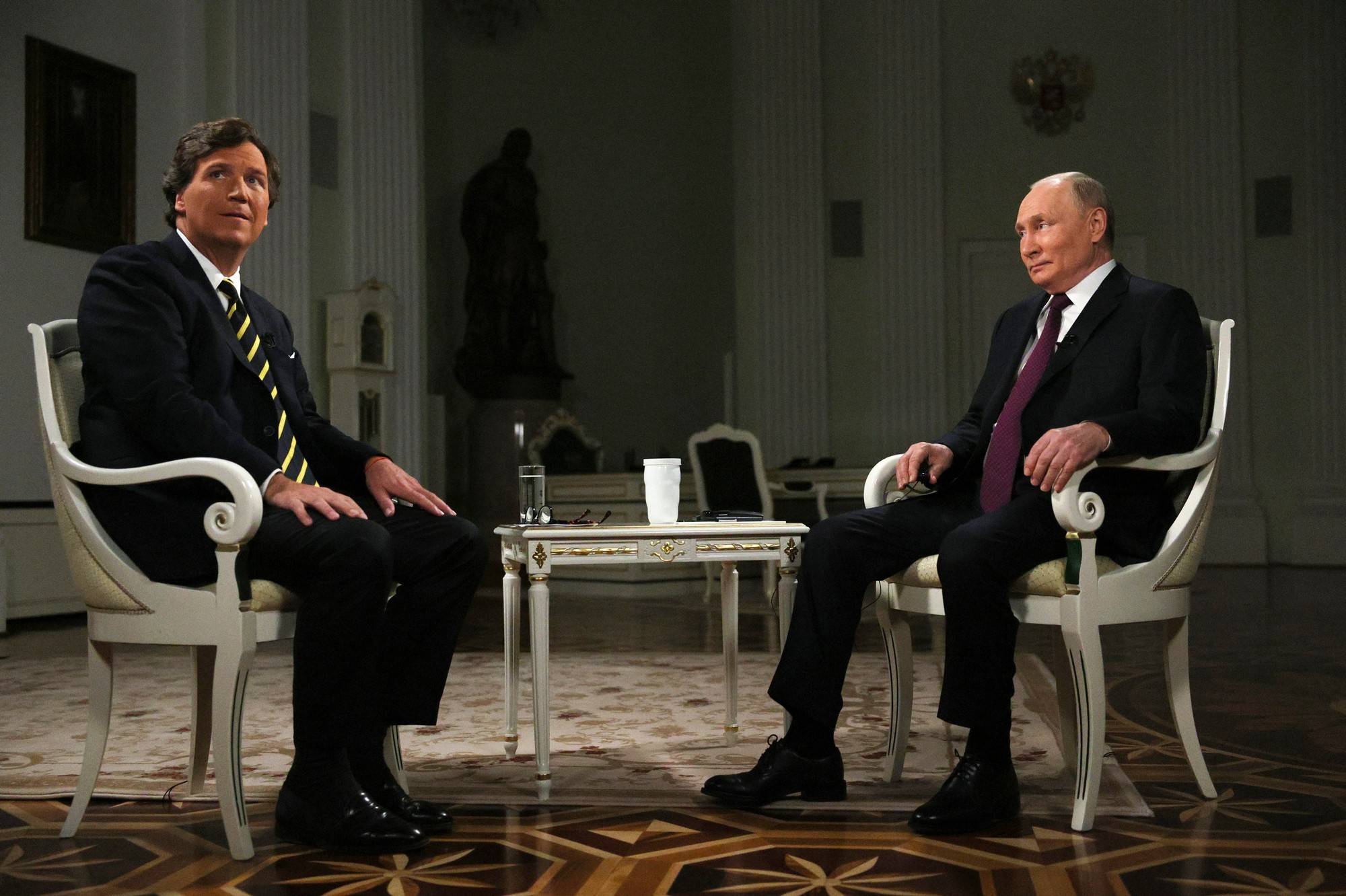 Zábery z rozhovoru s ruským prezidentom Vladimírom Putinom a americkým novinárom Tuckerom Carlsonom.