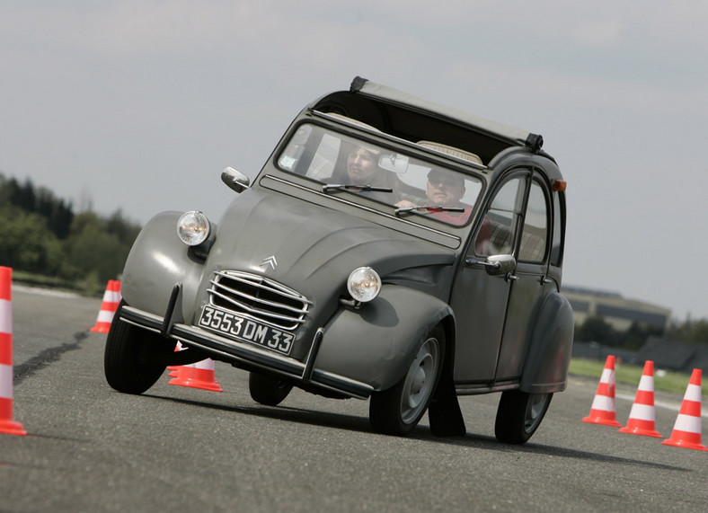 Citroen 2CV: cztery koła pod parasolką