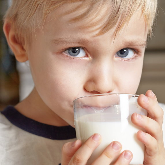 7. Dzieci powinny pić krowie mleko
