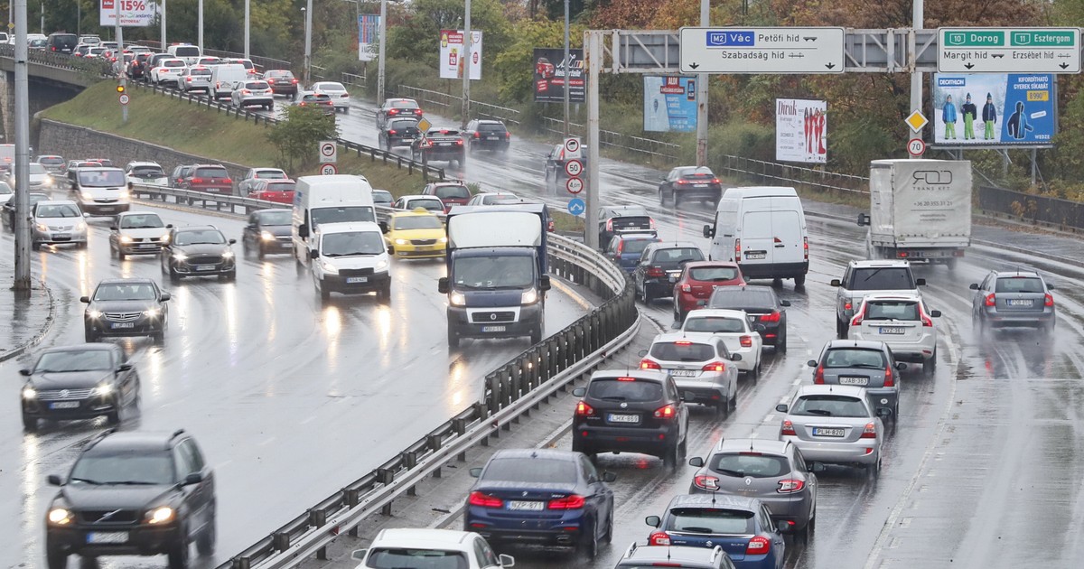 Kigyulladt egy kamion az M5-ös autópályán, lezárták az érintett útszakaszt